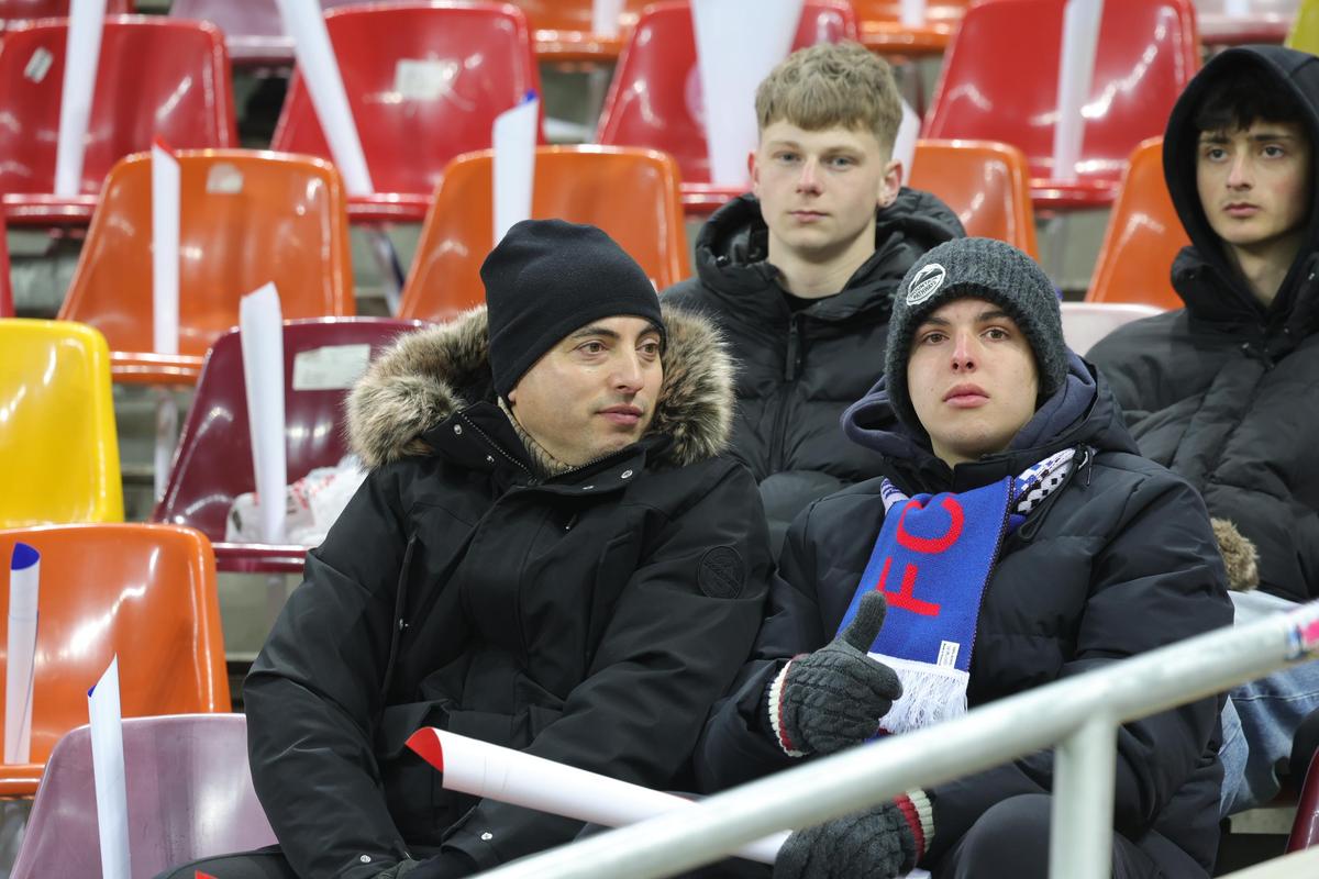 Eșarfele pe care le vinde Peluza Nord înainte de derby-ul cu Dinamo » Mesaje împotriva lui Dinamo