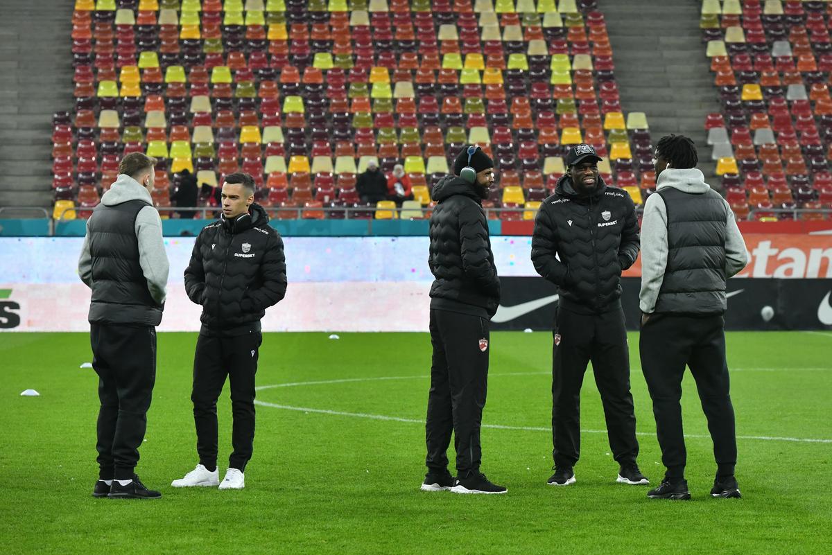 Eșarfele pe care le vinde Peluza Nord înainte de derby-ul cu Dinamo » Mesaje împotriva lui Dinamo