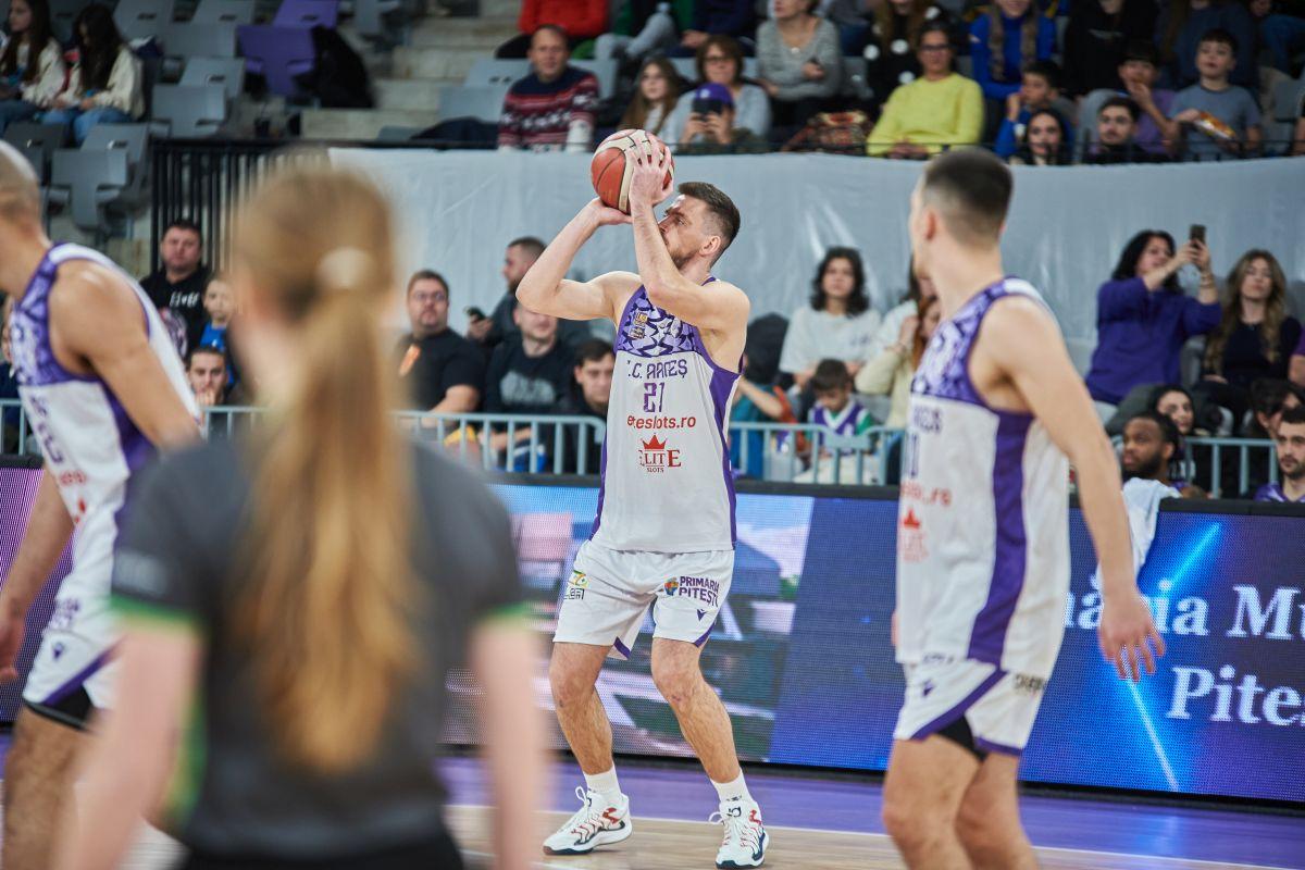 Eveniment inedit în Pitești Arena! Peste 1000 de oameni au asistat la duelul dintre jucători și fani: antrenorul și-a scos telefonul să își sune familia