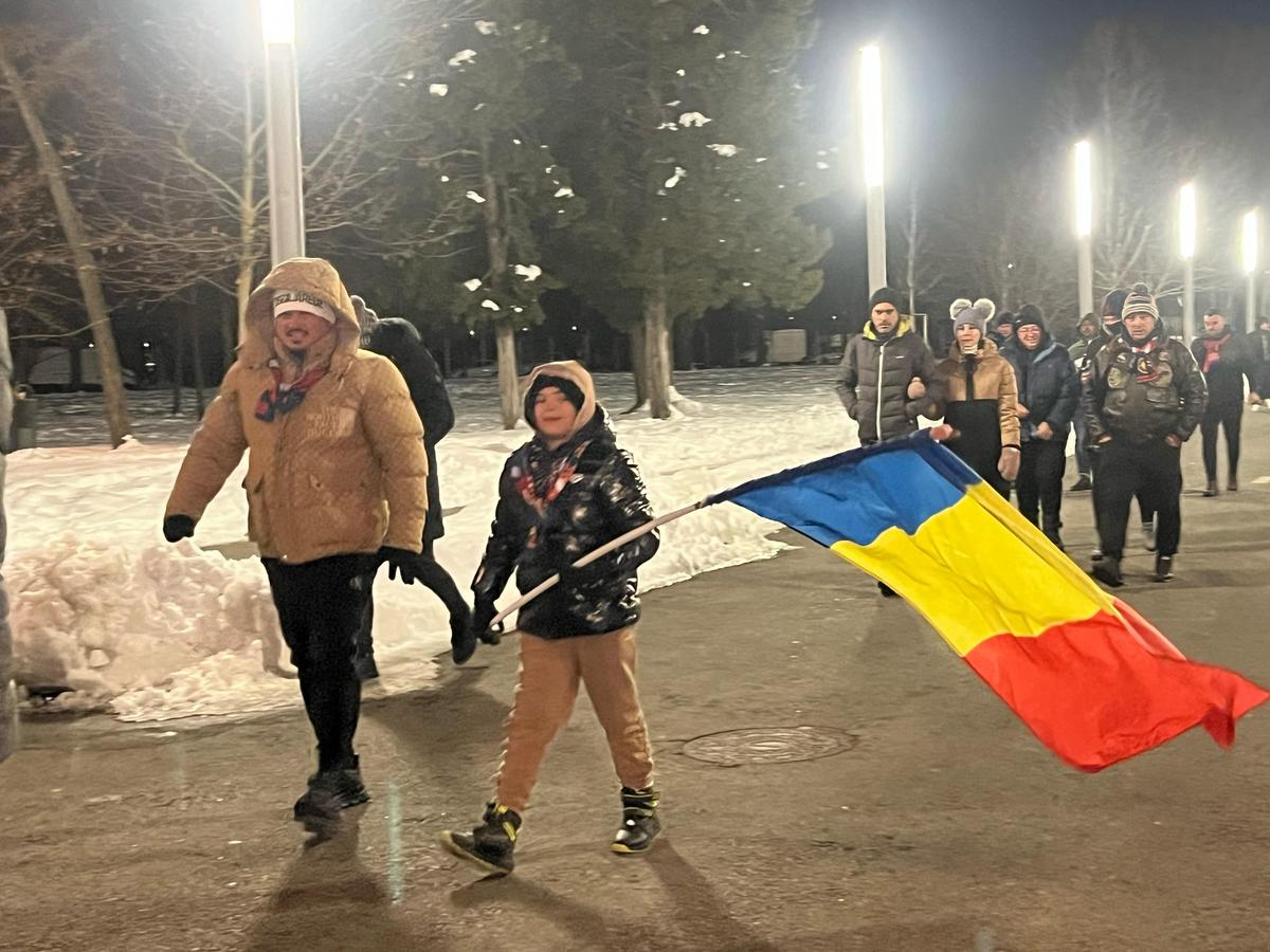 Eșarfele pe care le vinde Peluza Nord înainte de derby-ul cu Dinamo » Mesaje împotriva lui Dinamo