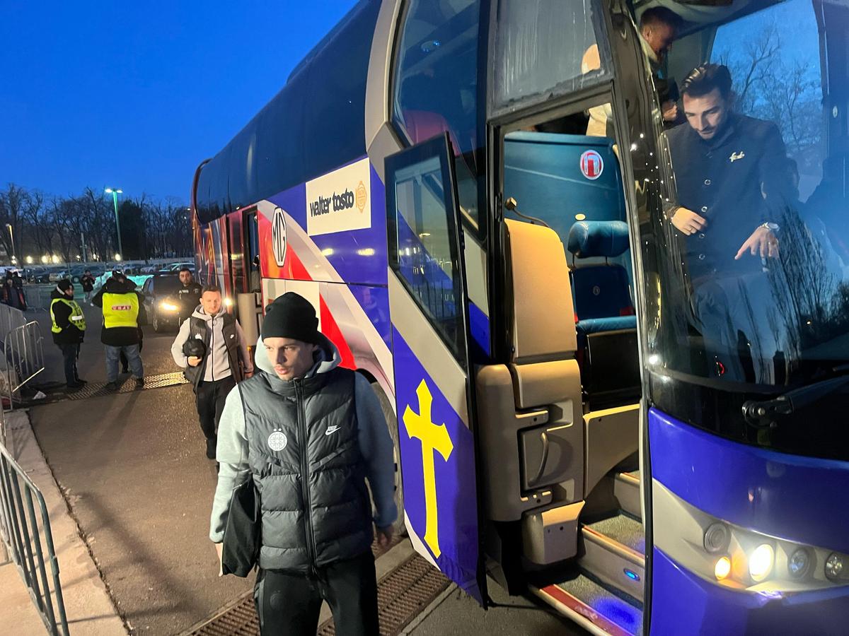 Eșarfele pe care le vinde Peluza Nord înainte de derby-ul cu Dinamo » Mesaje împotriva lui Dinamo