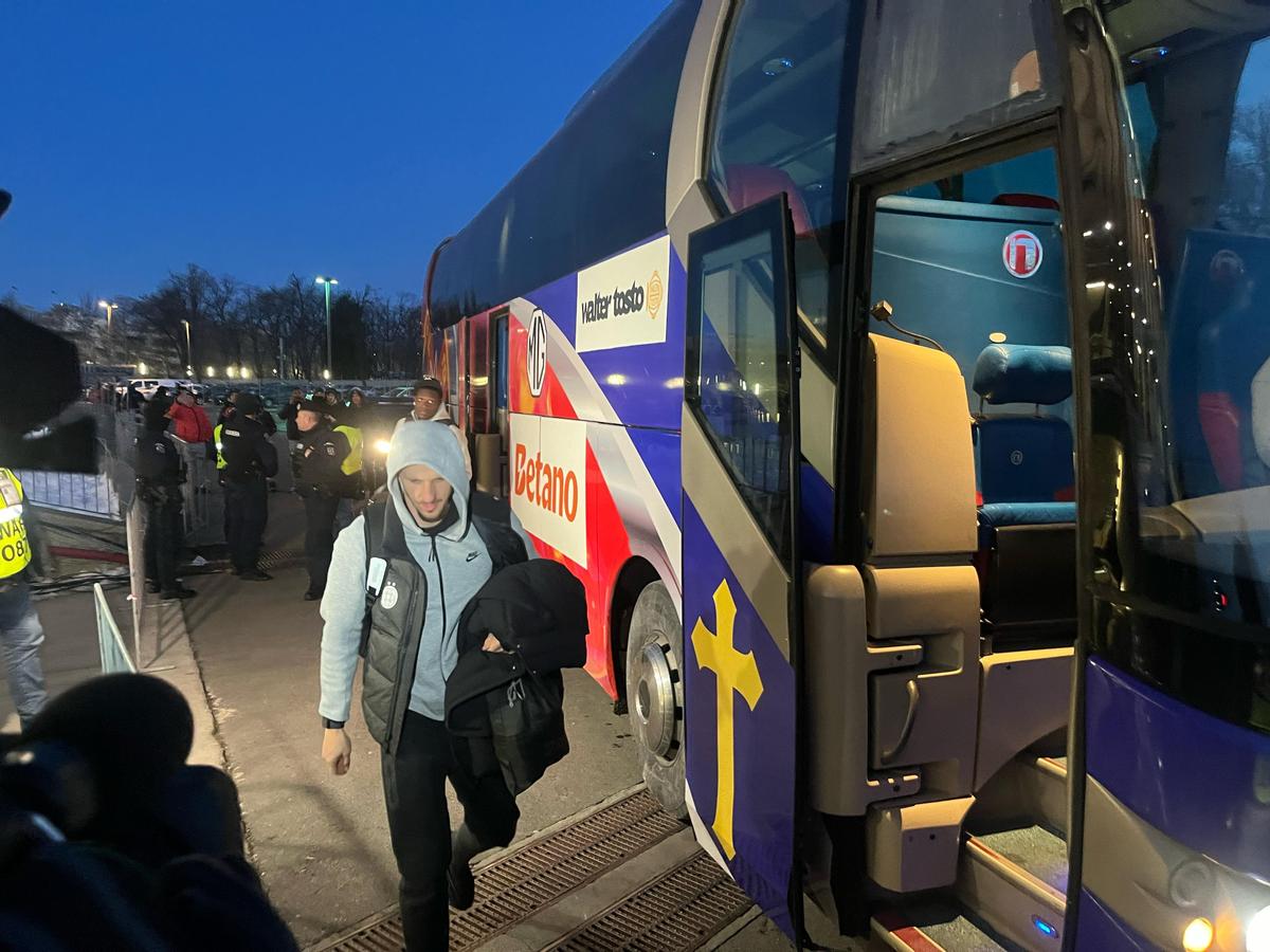 Eșarfele pe care le vinde Peluza Nord înainte de derby-ul cu Dinamo » Mesaje împotriva lui Dinamo