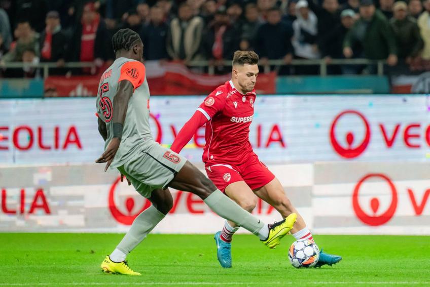 Dennis Politic, în duel cu Joyskim Dawa, în Dinamo - FCSB // foto: Imago Images