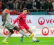 Dennis Politic, în duel cu Joyskim Dawa, în Dinamo - FCSB // foto: Imago Images