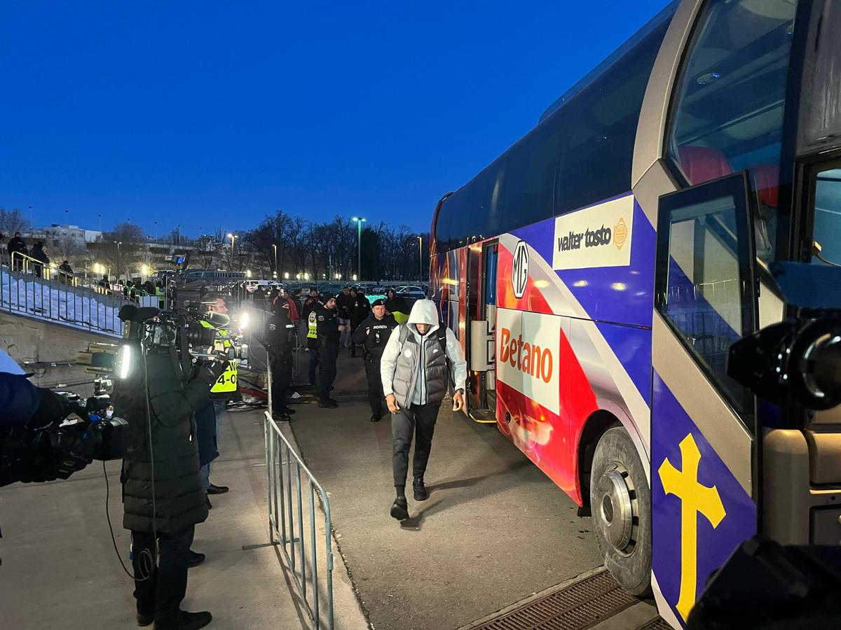 Eșarfele pe care le vinde Peluza Nord înainte de derby-ul cu Dinamo » Mesaje împotriva lui Dinamo