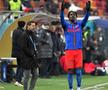 Jordan Gele, salutând galeria roș-albastră în momentul înlocuirii / FOTO: Gazeta Sporturilor