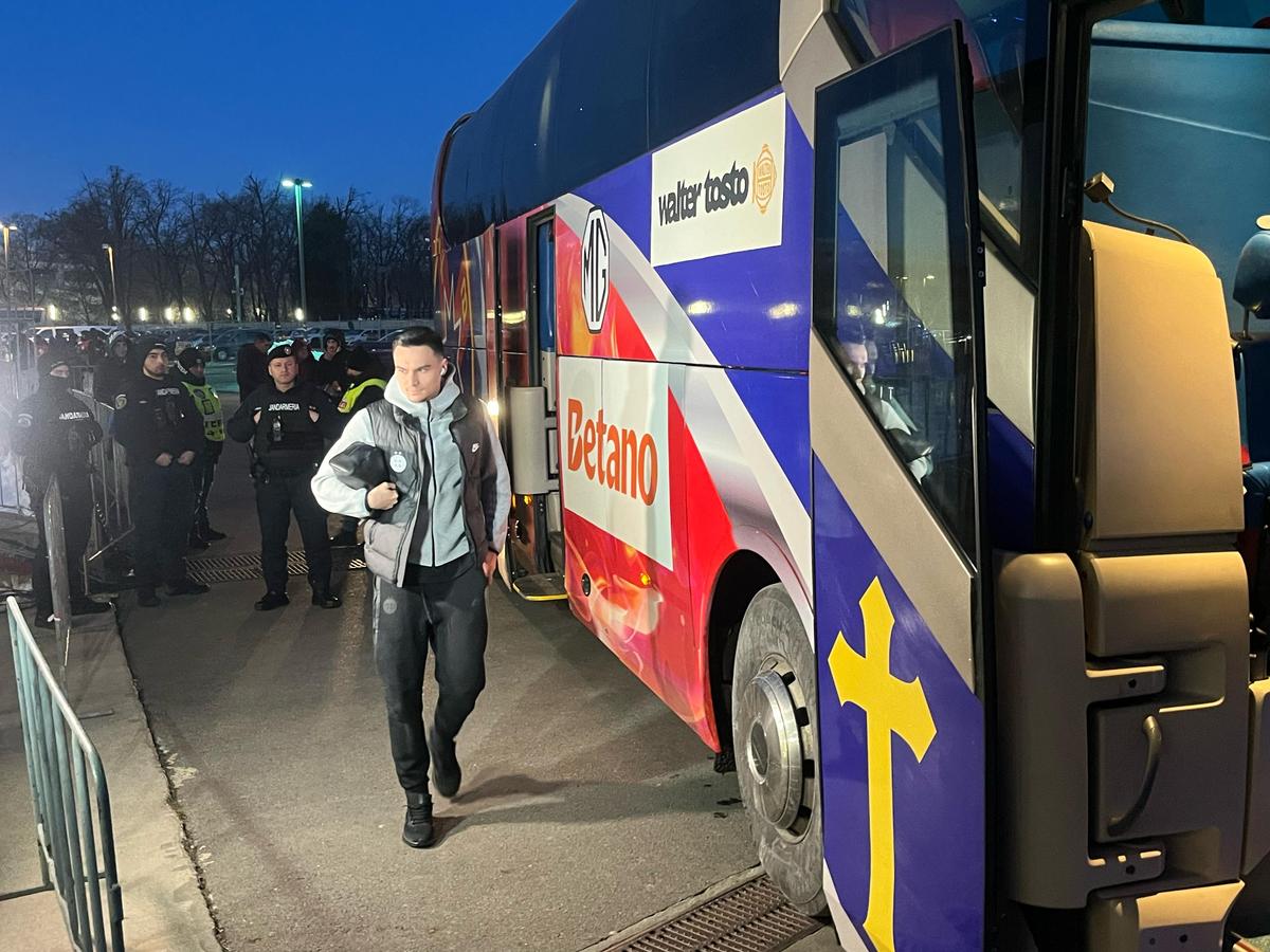 Eșarfele pe care le vinde Peluza Nord înainte de derby-ul cu Dinamo » Mesaje împotriva lui Dinamo
