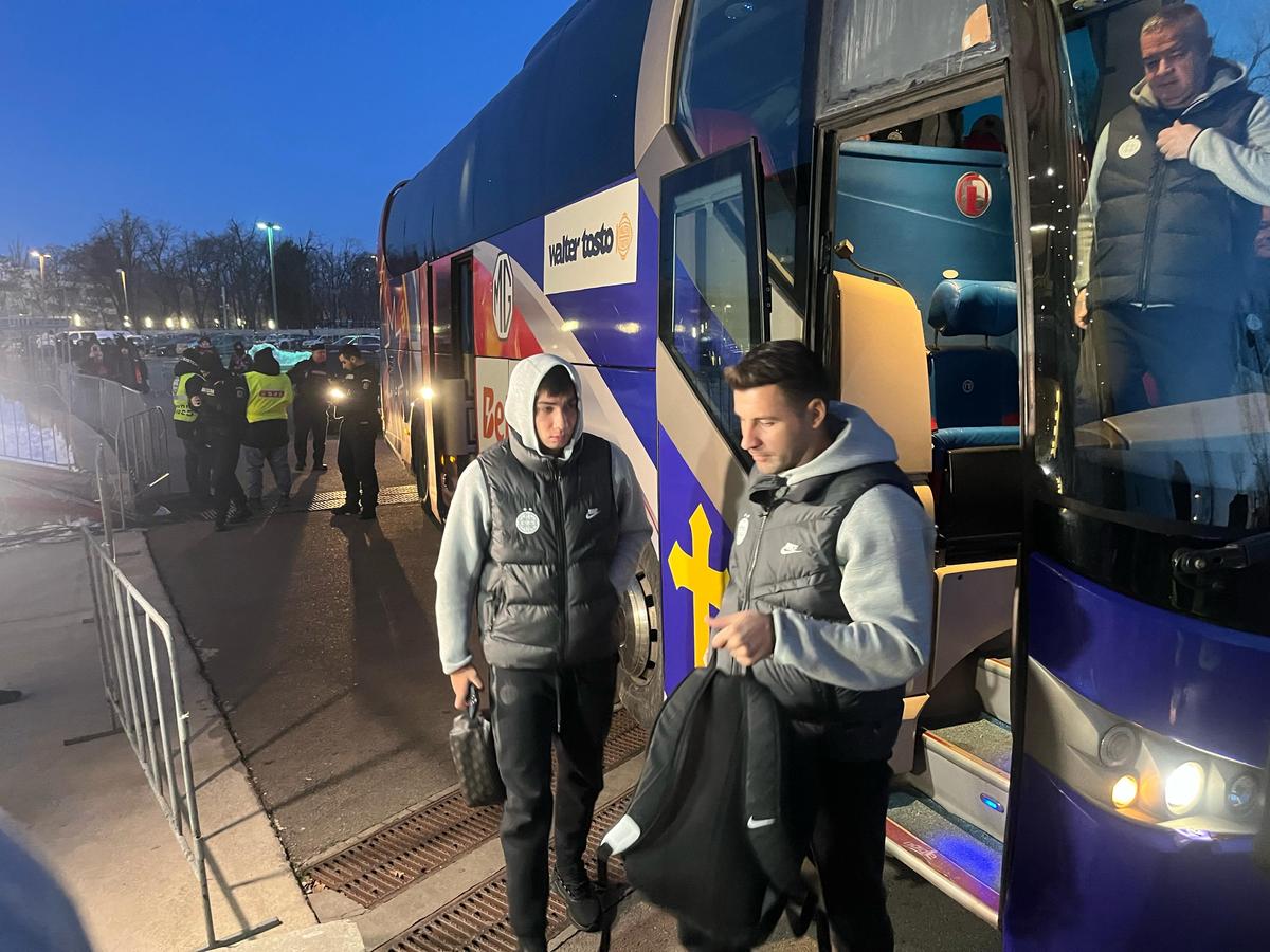 Eșarfele pe care le vinde Peluza Nord înainte de derby-ul cu Dinamo » Mesaje împotriva lui Dinamo