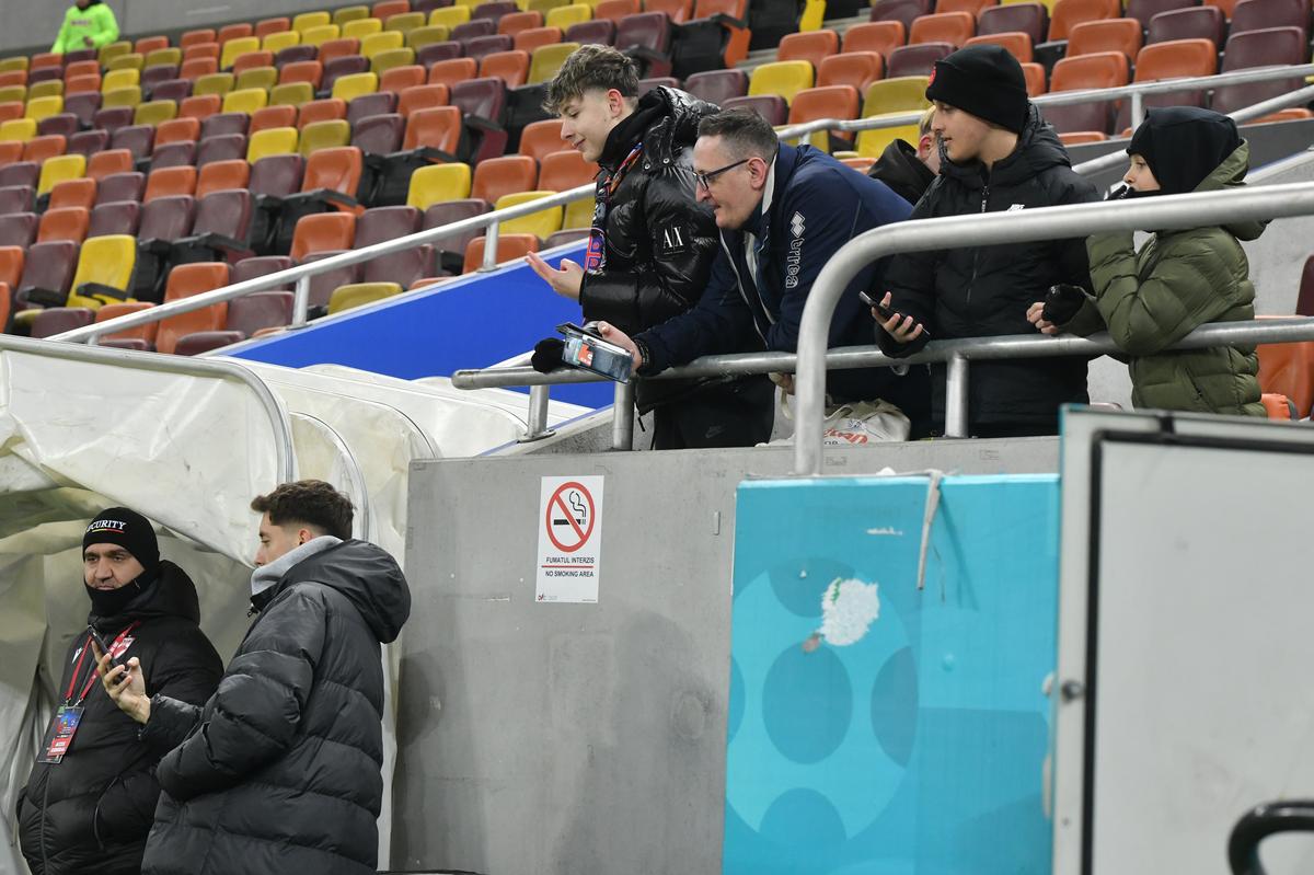 Eșarfele pe care le vinde Peluza Nord înainte de derby-ul cu Dinamo » Mesaje împotriva lui Dinamo