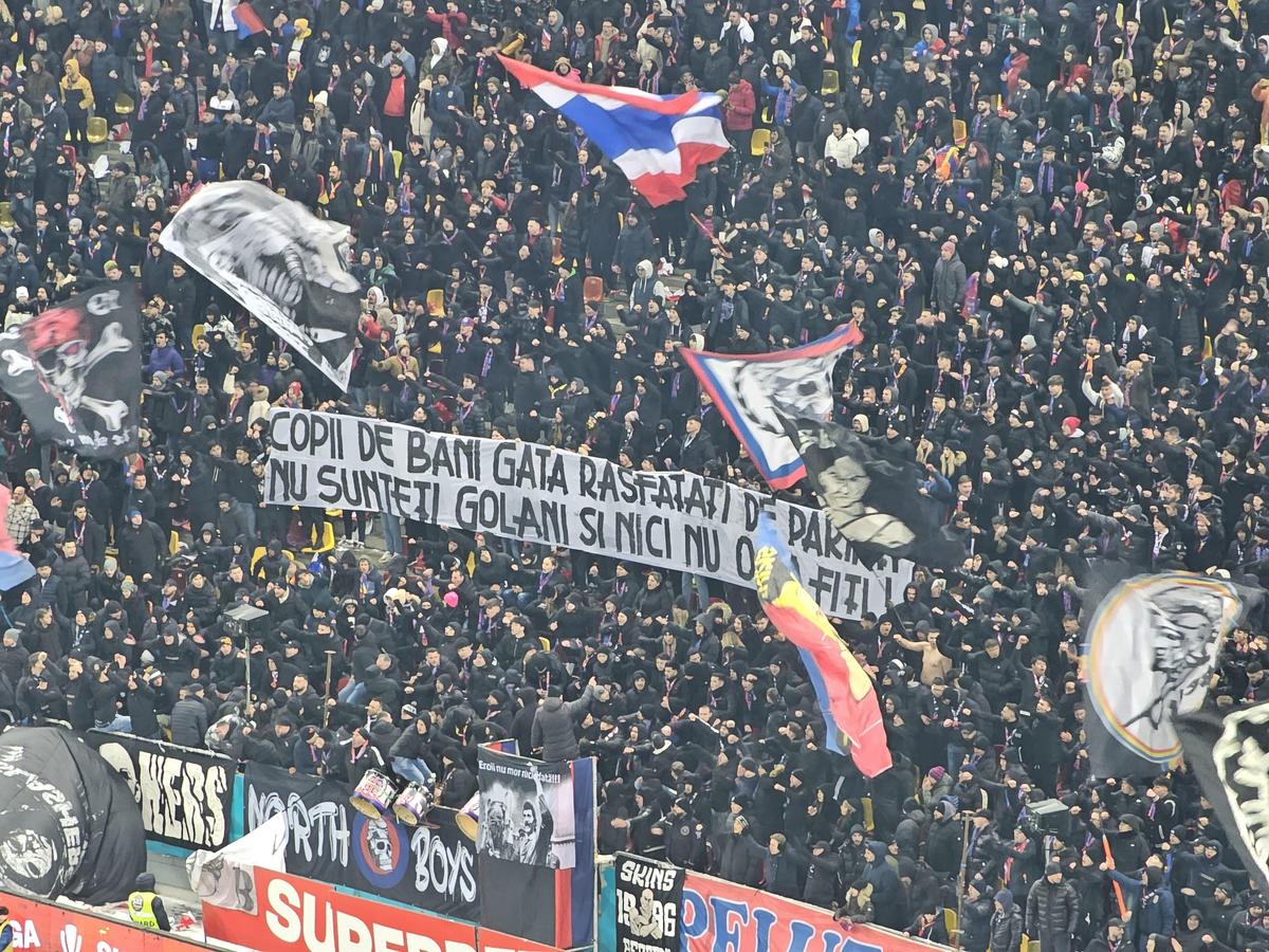 Toate mesajele galeriilor din FCSB - Dinamo » Ironii nemiloase ale fanilor: „Peluza voastră e ca POS-ul”