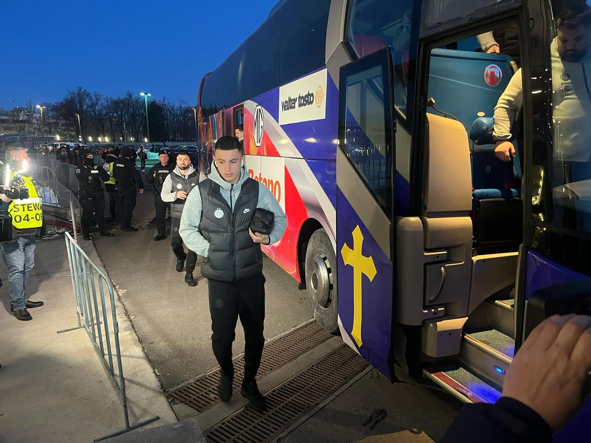 Eșarfele pe care le vinde Peluza Nord înainte de derby-ul cu Dinamo » Mesaje împotriva lui Dinamo