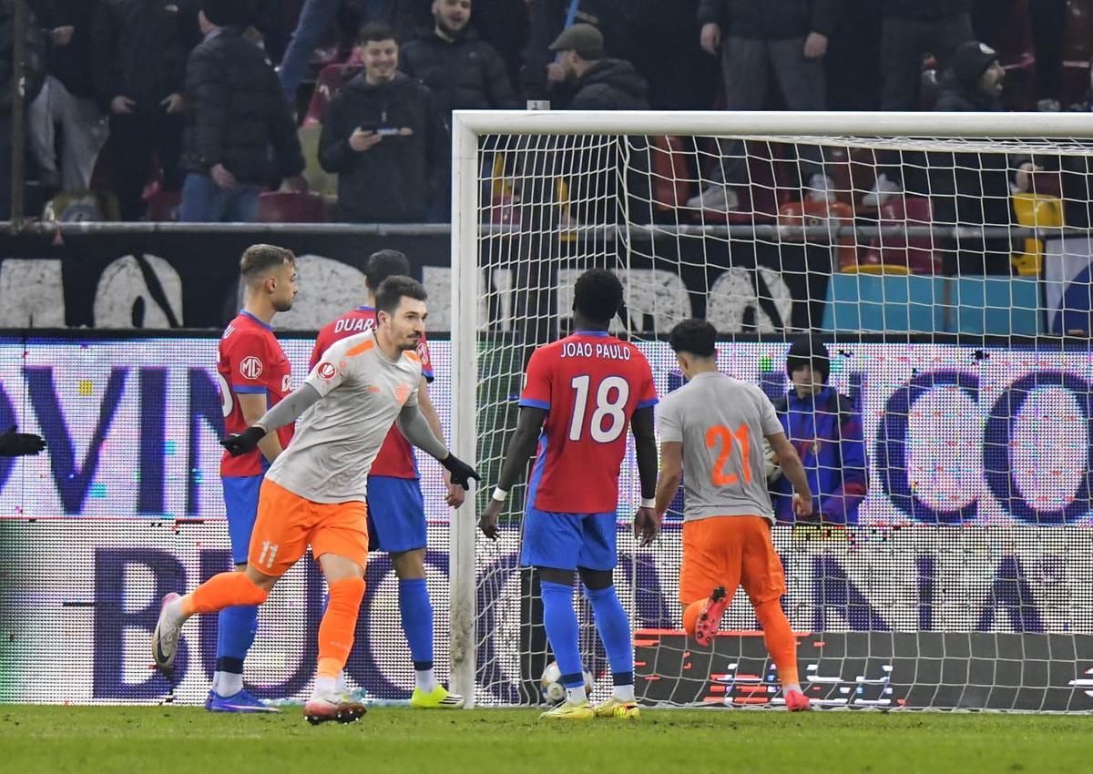 Darius Olaru a pasat perfect, David Miculescu s-a distrat cu portarul de la Metaloglobus » Cum s-a marcat golul care a adus liniștea pentru FCSB