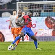 Mike Cestor în duel cu Thaim, la FCSB - Metaloglobus // foto: Cristi Preda (GSP.ro)