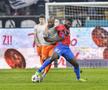 Mike Cestor în duel cu Thaim, la FCSB - Metaloglobus // foto: Cristi Preda (GSP.ro)