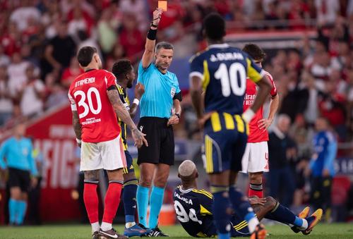 Slavko Vincic îi arată cartonașul roșu lui Talisca (Fenerbahce) într-un meci câștigat de Benfica, scor 1-0 / Foto: Imago