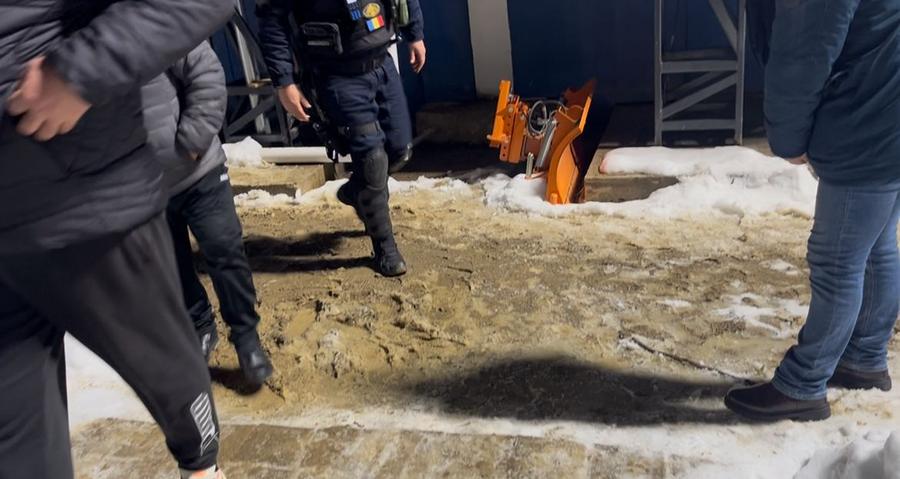 Imagini cu mocirla din stadionul „1 Mai” Ce nu s-a văzut la TV în Unirea Slobozia - Universitatea Craiova: „Du-te, bă, de aici, că ești om bătrân!”
