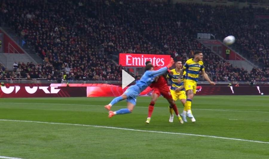 Loftus-Cheek s-a ciocnit violent cu portarul Corvi la un duel în careu pentru minge în meciul Milan - Parma 0-1 / Foto: X Sky Sport Vedeta lui Milan, operată după o fractură facială: „A fost o lovitură grea, însă ce a fost mai rău a trecut”