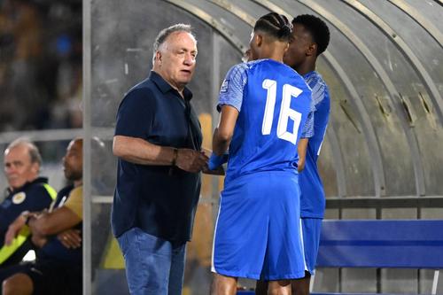 Dick Advocaat le dă indicații jucătorilor din Curacao / Foto: Imago
