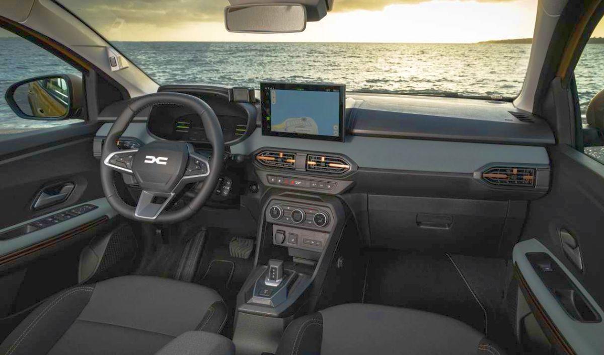 Noua Dacia a fost văzută pe străzi » Imagini-„spion” cu modelul care se lansează în câteva luni