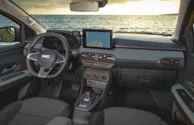 Noua Dacia a fost văzută pe străzi » Imagini-„spion” cu modelul care se lansează în câteva luni
