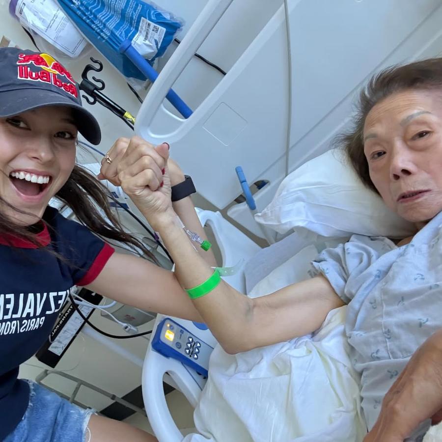 Eileen Gu și bunica ei / foto: instagram @eileengu Motivul dureros din cauza căruia Eileen Gu a întârziat la conferința de presă: „I-am promis că voi fi curajoasă!”