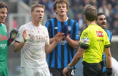 Napoli a luat foc după eșecul cu Atalanta: „Trebuie să luptăm și împotriva arbitrilor” » Conte a refuzat să participe la conferință