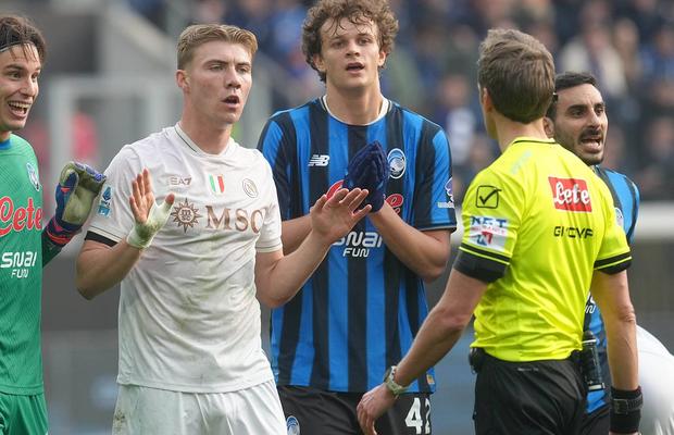 Napoli a luat foc după eșecul cu Atalanta: „Trebuie să luptăm și împotriva arbitrilor” » Conte a refuzat să participe la conferință