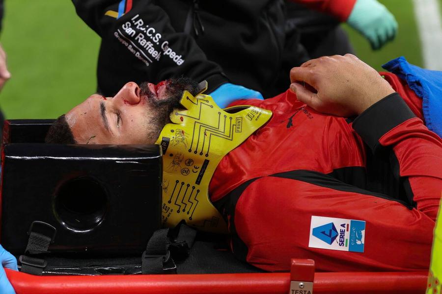 Ruben Loftus-Cheek, pe targă / Foto: Imago Vedeta lui Milan, operată după o fractură facială: „A fost o lovitură grea, însă ce a fost mai rău a trecut”