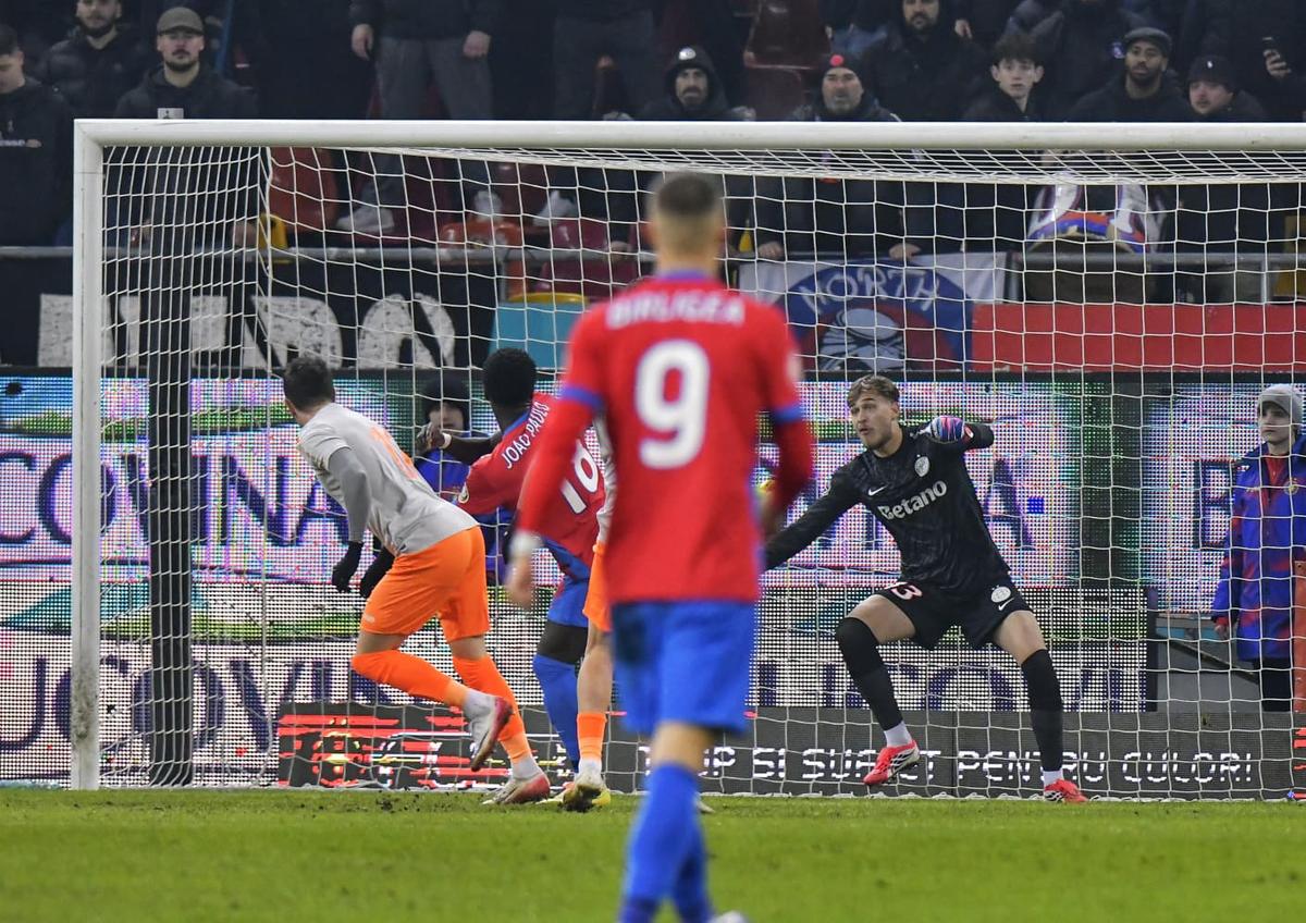 Darius Olaru a pasat perfect, David Miculescu s-a distrat cu portarul de la Metaloglobus » Cum s-a marcat golul care a adus liniștea pentru FCSB