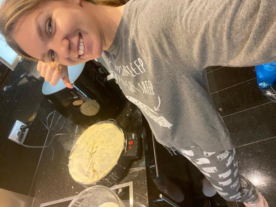 FOTO: Twitter @Simona Halep Simona Halep face clătite, în izolarea provocată de coronavirus: „Din ce în ce mai pricepută”