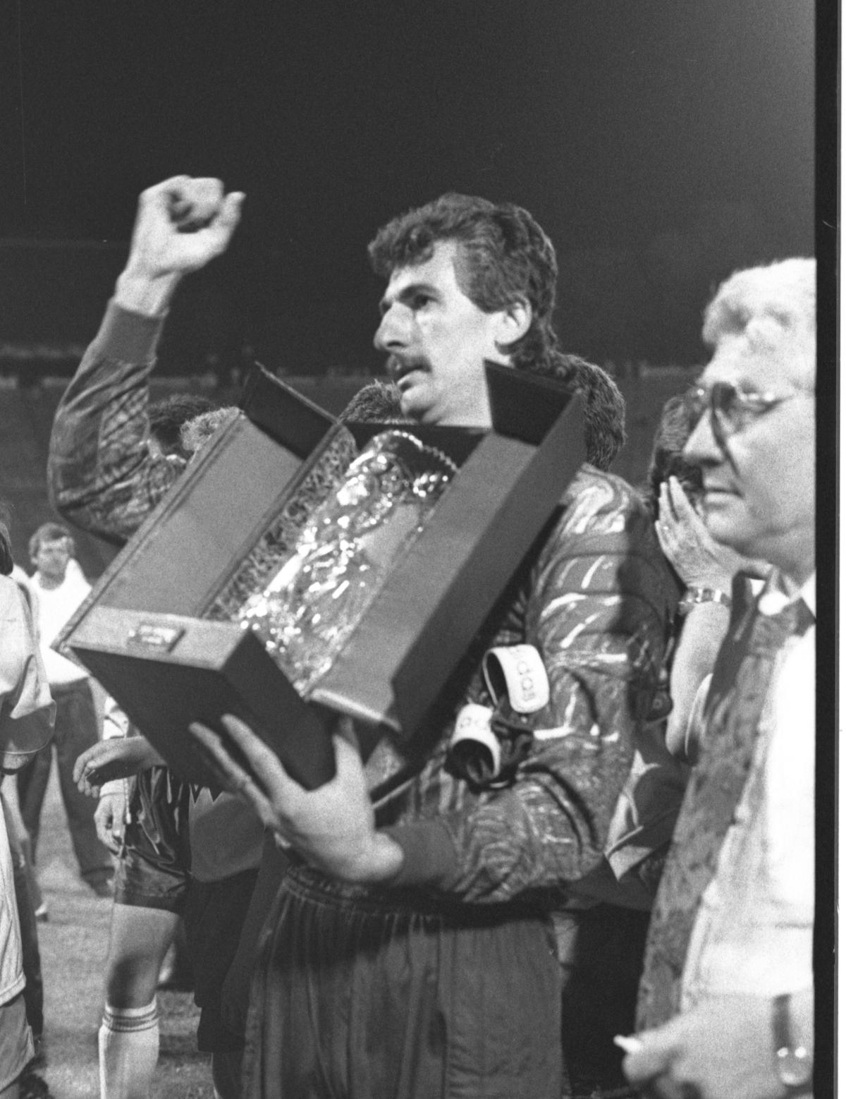 Cum au fost create marile echipe ale anilor '80? » Episodul 1: Craiova Maxima - creată de Corneliu Stroe, protejată de Ștefan Andrei și cântată de Adrian Păunescu