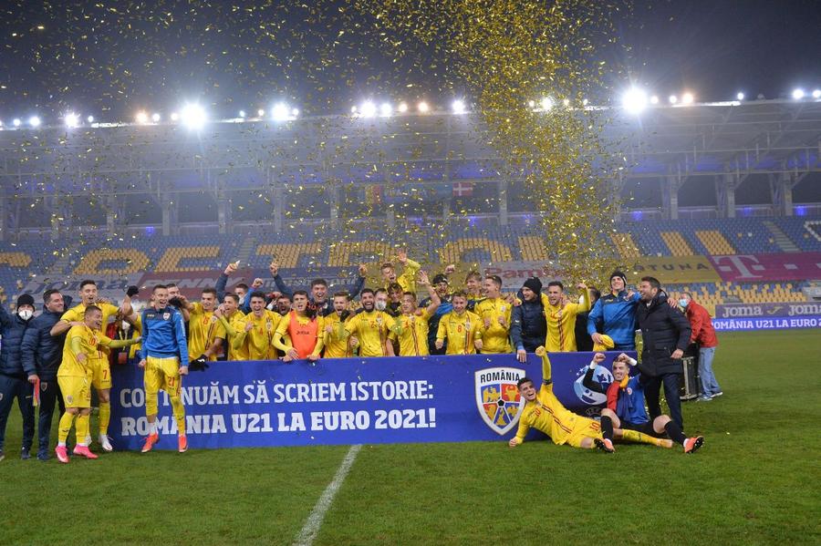 Mutu şi elevii săi, bucurându-se de calificarea la turneul final FOTO: Cristi Preda „Geniile” lui Mutu