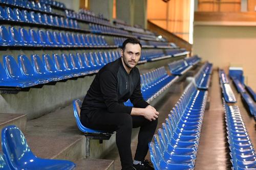Căpitanul lui U Cluj și unul dintre cei mai valoroși trăgători din campionat, Vlad Negrean (34 ani) este unul dintre veteranii din voleiul masculin și face o analiză dură a sportivilor de viitor ai României