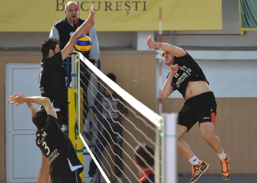 Vlad Negrean, căpitanul echipei de volei U Cluj Voleibalistul Vlad Negrean, căpitanul lui U Cluj: „Viitorul? Generația cu telefonul în mână. Ți-e și frică să-i lași singuri pe stradă!”