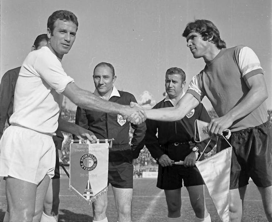Nelu Nunweiller, stânga, la meciul cu Feyenoord Rotterdam, în 1971, alături de căpitanul olandezilor, Hendrik Wery Viitorul din trecut