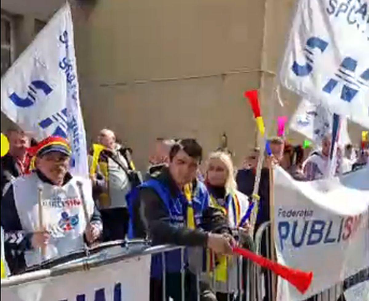 Protest cu macara, bani falși și arestări în fața Ministerului Sportului: „Demisia Novak”