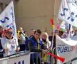 Protest cu macara, bani falși și arestări în fața Ministerului Sportului: „Demisia Eduard Novak!”