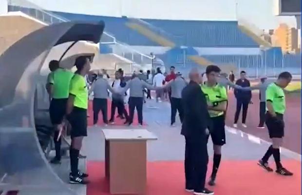 Ce a pățit arbitrul care a anulat golul după ce a văzut reluarea fazei pe telefonul unui spectator