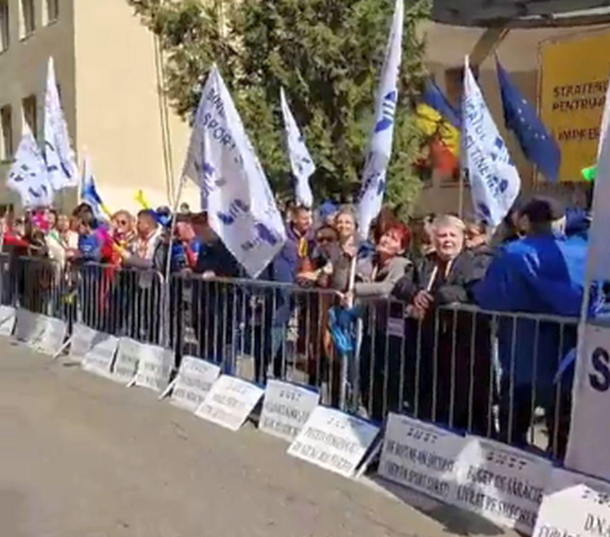 Protest cu macara, bani falși și arestări în fața Ministerului Sportului: „Demisia Novak”