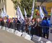 Protest cu macara, bani falși și arestări în fața Ministerului Sportului: „Demisia Eduard Novak!”