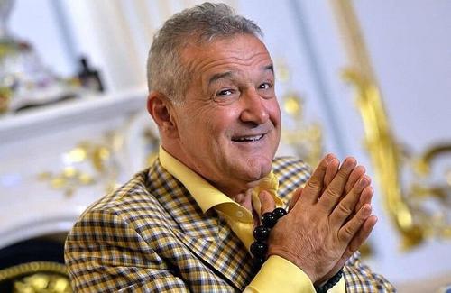 Gigi Becali și „Palatul” din Aleea Alexandru pe fundal