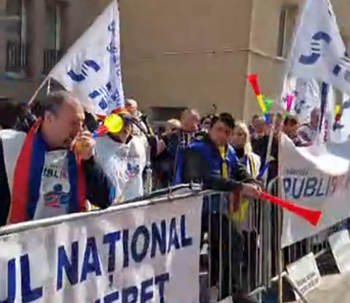 Protest cu macara, bani falși și arestări în fața Ministerului Sportului: „Demisia Novak”