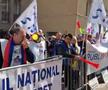 Protest cu macara, bani falși și arestări în fața Ministerului Sportului: „Demisia Eduard Novak!”