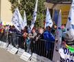 Protest cu macara, bani falși și arestări în fața Ministerului Sportului: „Demisia Eduard Novak!”