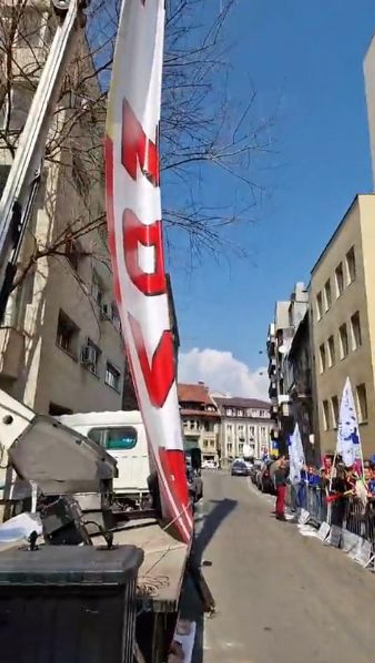 Protest cu macara, bani falși și arestări în fața Ministerului Sportului: „Demisia Novak”