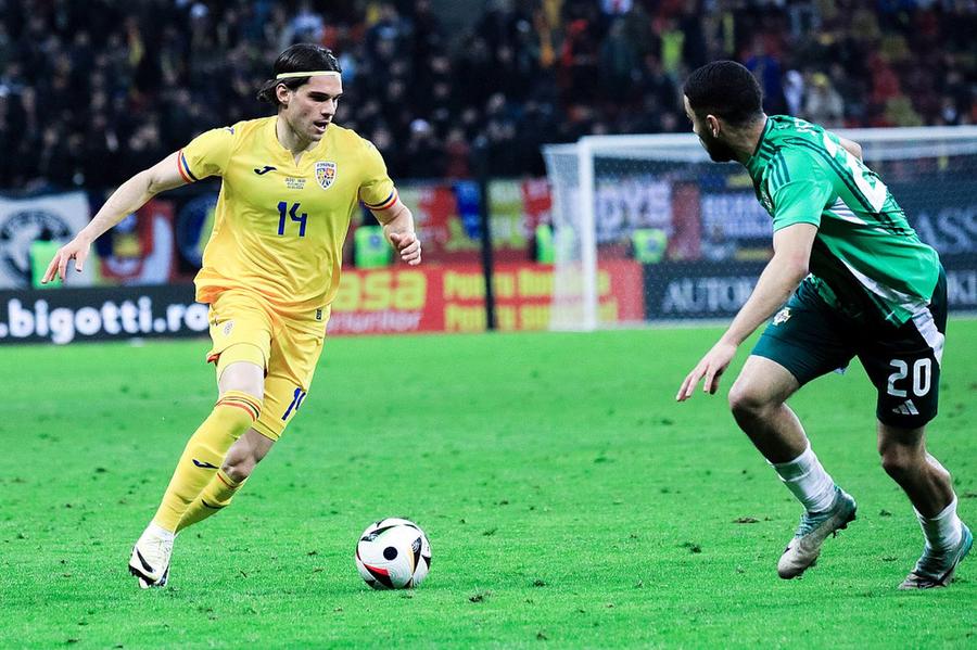 Ianis Hagi, în galben, în România - Irlanda de Nord // foto: Imago Images EURO 2024 decide viitorul „tricolorilor” » Cine își poate relansa cariera după turneul din Germania