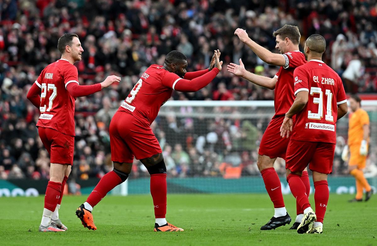 Bogdan Lobonț, „bombardat” de legendele lui Liverpool pe Anfield