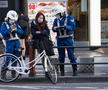 Doi polițiști amendează o biciclistă
