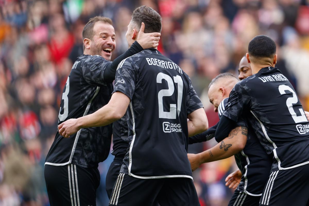 Bogdan Lobonț, „bombardat” de legendele lui Liverpool pe Anfield