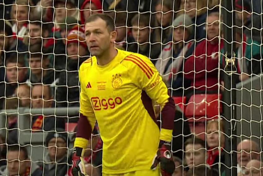 Echipele legendelor de la Liverpool şi Ajax Amsterdam au disputat sâmbătă, pe Anfield, un meci demonstrativ, încheiat cu victoria englezilor, scor 4-2.